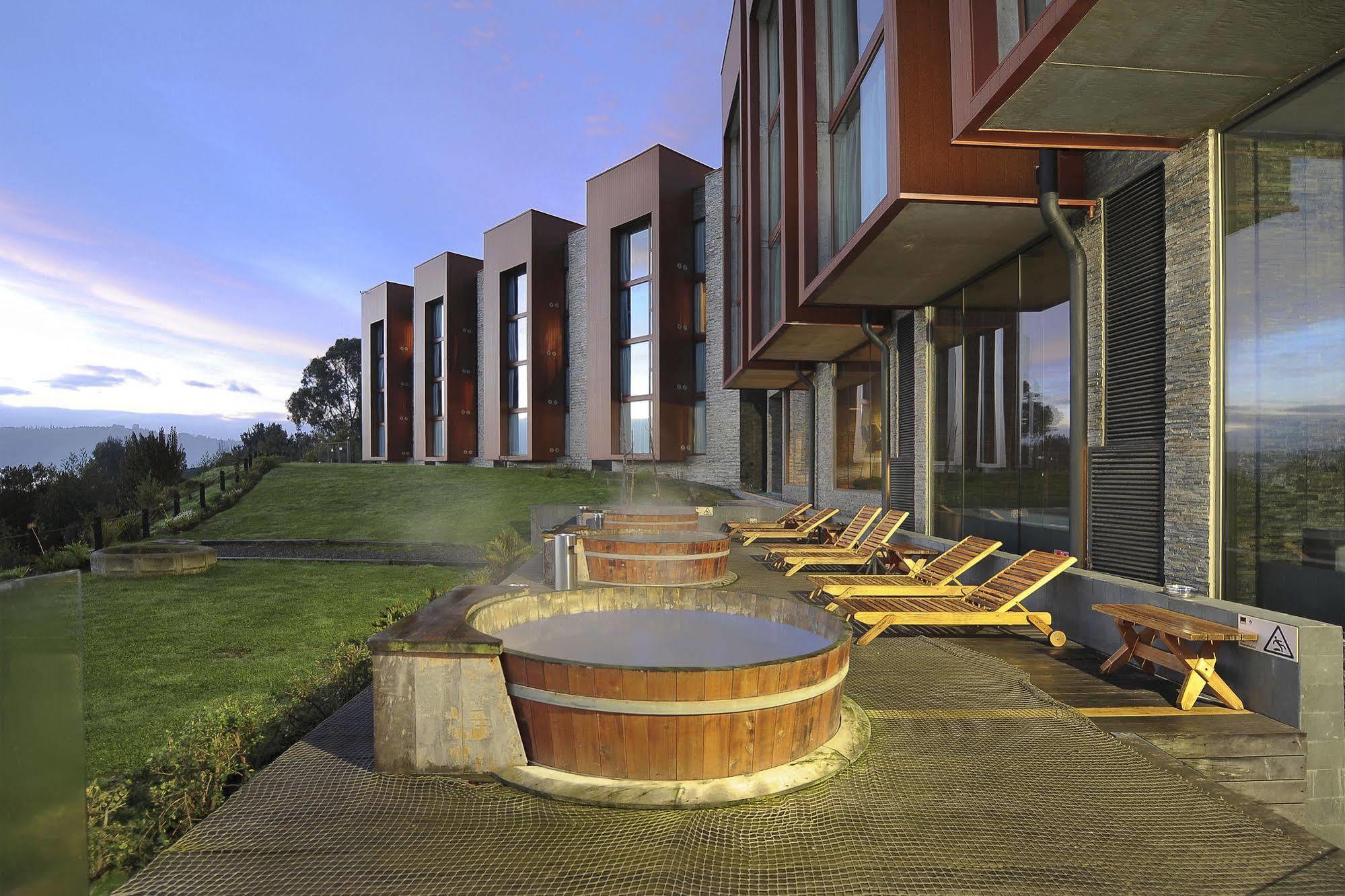 Enjoy Chiloe 호텔 카스트로 외부 사진 The hotel's outdoor hot tubs
